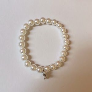 Pearl beaded bracelet with flower charm